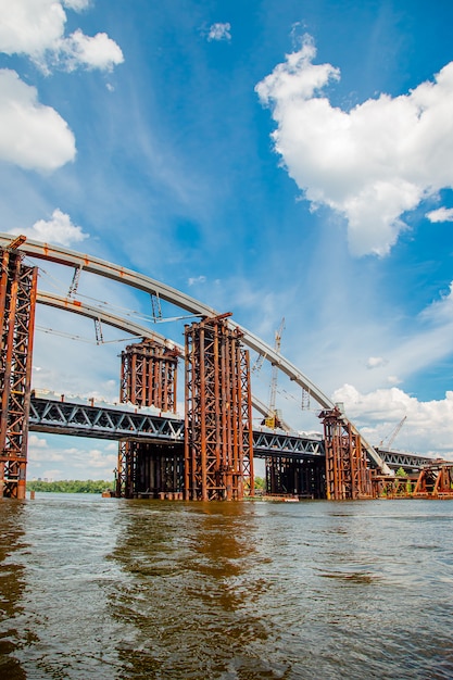 Ponte non finito arrugginito nel panorama di Kiev, Ucraina