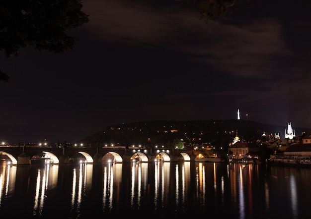 Ponte notturno sul fiume con lanterne a Praga Repubblica Ceca