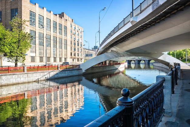 Ponte Novolefortovsky del terzo anello di trasporto del fiume Yauza Mosca