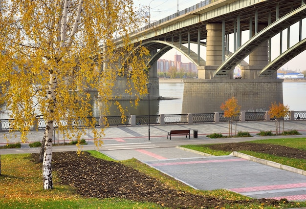 Ponte Oktyabrsky sul fiume Ob. Argine d'autunno della capitale della Siberia