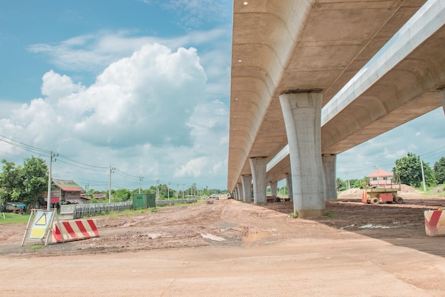 Ponte parallelo in costruzionecampagnaponte lungoautostrada a pedaggioLa strada fuori
