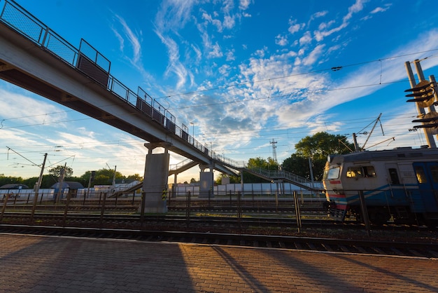 Ponte pedonale alla stazione di Nezhin. Ucraina