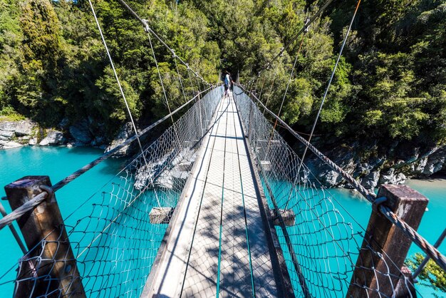 Ponte pedonale che attraversa la gola di Hokitika nel distretto di Westland, costa occidentale della Nuova Zelanda