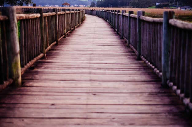 Ponte pedonale di legno vuoto