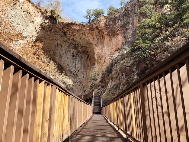 Ponte pedonale in mezzo alle montagne contro il cielo