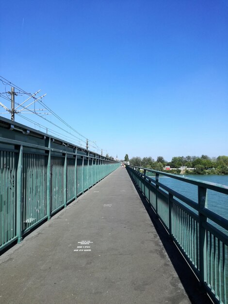 Ponte pedonale sopra la strada contro un cielo blu limpido