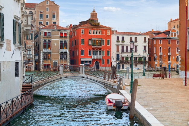 Ponte pedonale sul canale contro gli edifici in città