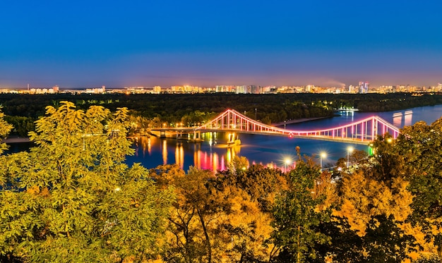 Ponte pedonale sul fiume Dnieper a Kiev, capitale dell'Ucraina