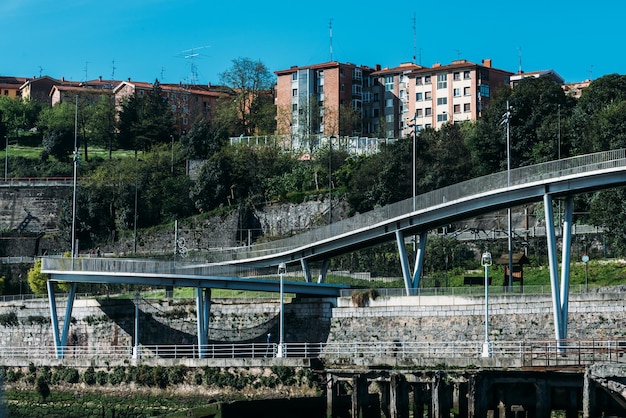 Ponte pedonale sulle rive del fiume Nervion a Bilbao Spagna