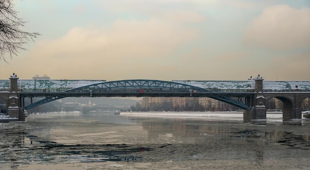 Ponte Pushkinsky nel parco di Gorky a Mosca, Russia