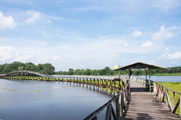 Ponte Resak Tembaga e attrazione ecoturistica nei progetti dell'iniziativa di sviluppo reale di Nong Yai e nel bacino idrico regolamentare per la visita di viaggio dei viaggiatori tailandesi l'11 ottobre 2023 a Chumphon, Thailandia