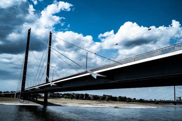 Ponte Rheinknie a Dusseldorf