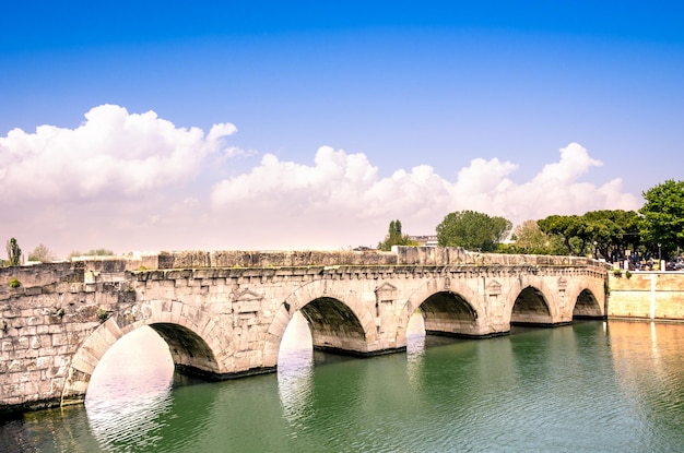 Ponte romano di Tiberio sul fiume Marecchia a Rimini Italia