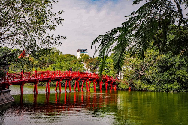 Ponte rosso dell'isola di giada nel lago Hoàn-Kiêm ad Hanoi