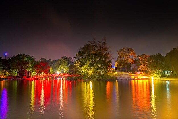 Ponte Rosso Il ponte Huc nel lago Hoan Kiem è un lago nel centro storico di Hanoi, la capitale del Vietnam