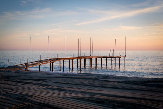 Ponte solitario in spiaggia