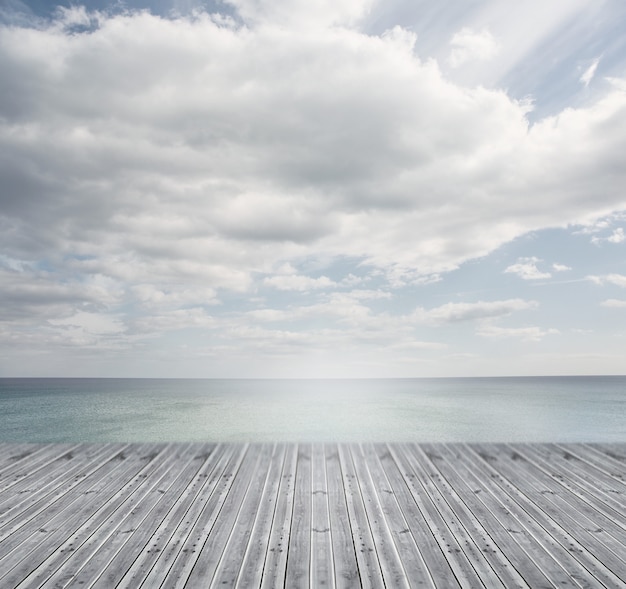 Ponte sopra l&#39;acqua e il cielo blu