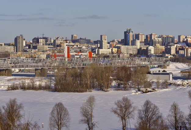 ponte sopra l'ob sullo sfondo dei grattacieli multipiano di Novosibirsk