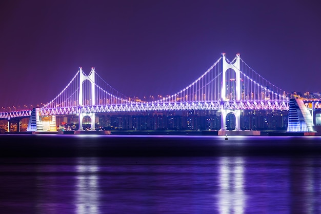 Ponte sospeso a Busan di notte