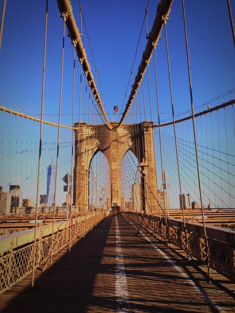 Ponte sospeso contro un cielo limpido