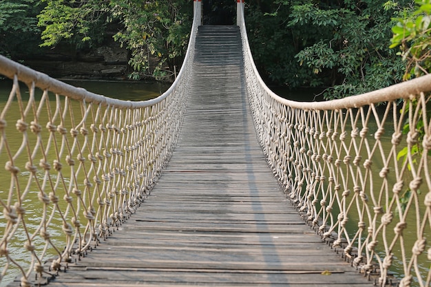 Ponte sospeso di corda di legno avventura
