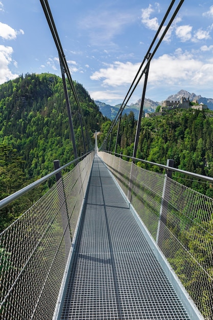 Ponte sospeso e rovine del castello Ehrenberg