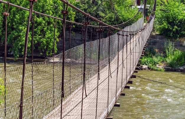 Ponte sospeso su un fiume di montagna nei Carpazi