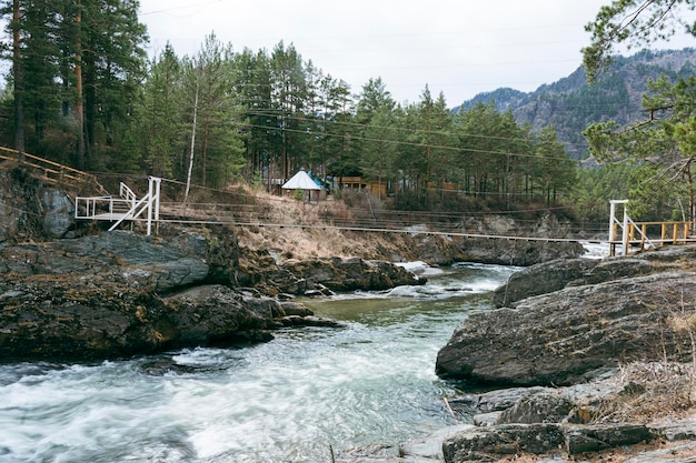 Ponte sospeso sul fiume di montagna altai chemal