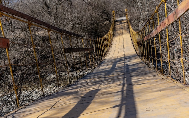 Ponte sospeso sul fiume