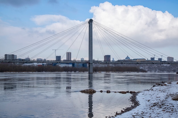 Ponte sospeso sull'autostrada della città