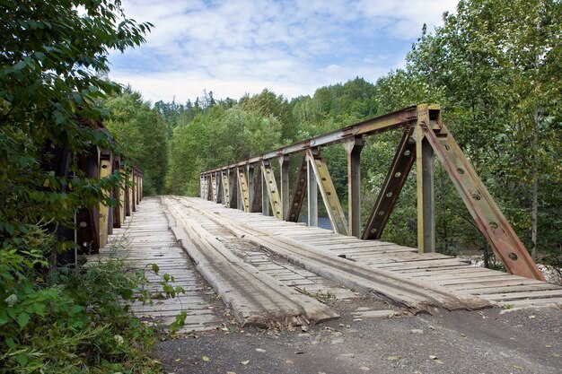 Ponte stradale in legno sul fiume in Russia