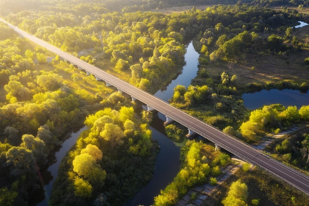 Ponte stradale sul fiume all'alba in una mattina d'estate Bellissimo paesaggio dalla vista aerea del drone