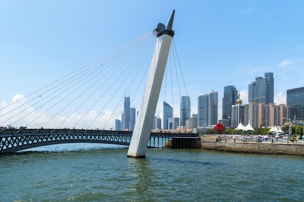 Ponte strallato e architettura urbana moderna a Qingdao, Cina