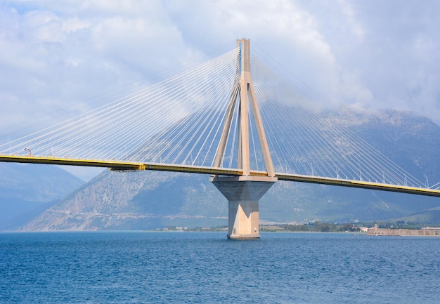 Ponte strallato Rio Antirio attraverso il Golfo di Corinto in Grecia
