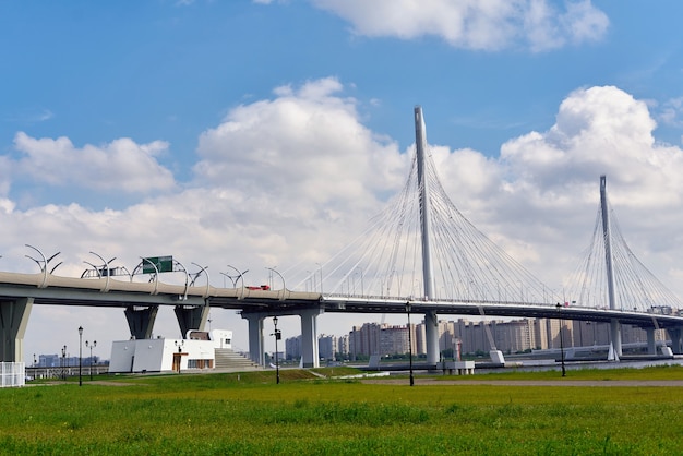 Ponte strallato sul fairway petrovsky a san pietroburgo