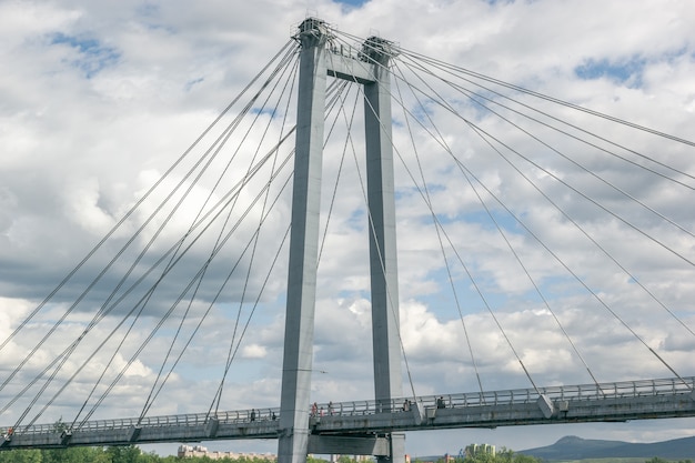 Ponte strallato sullo sfondo di bellissime nuvole