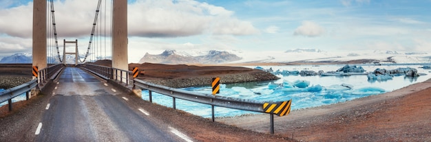 Ponte su un canale che collega la Laguna Jokulsarlon e l'Atlantico