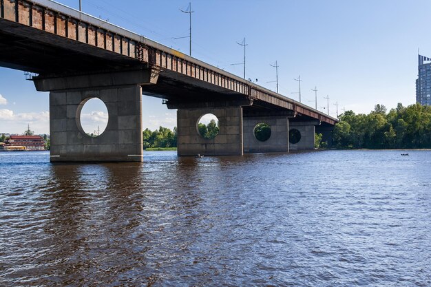 Ponte su un fiume contro un cielo blu e nuvole