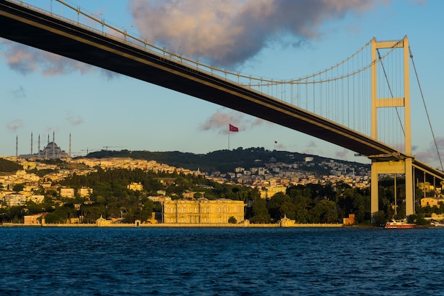 Ponte sul Bosforo a Istanbul sul lato asiatico