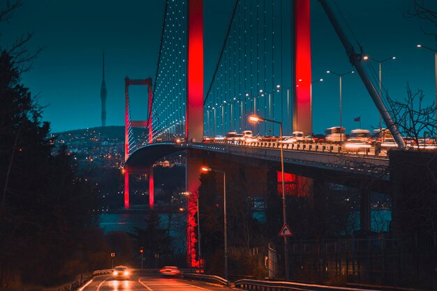 Ponte sul Bosforo a lunga esposizione con drammatici colori lunatici e alla moda durante il crepuscolo