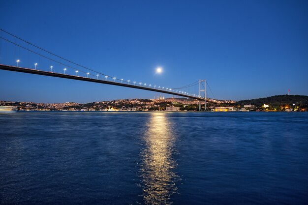 Ponte sul Bosforo sullo sfondo della costa di notte