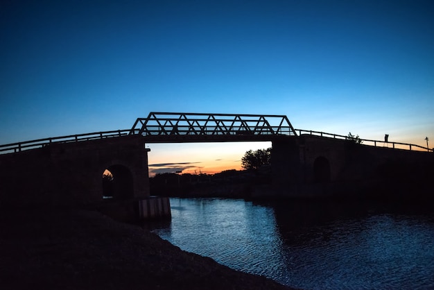 Ponte sul canale al tramonto