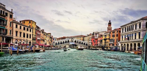 Ponte sul canale in mezzo agli edifici della città