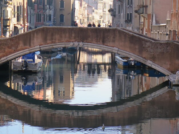 Ponte sul canale tra gli edifici della città