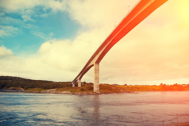 Ponte sul fiordo al tramonto Vortici del maelstrom di Saltstraumen Norvegia