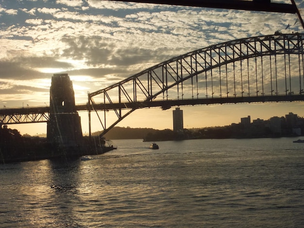 Ponte sul fiume al tramonto