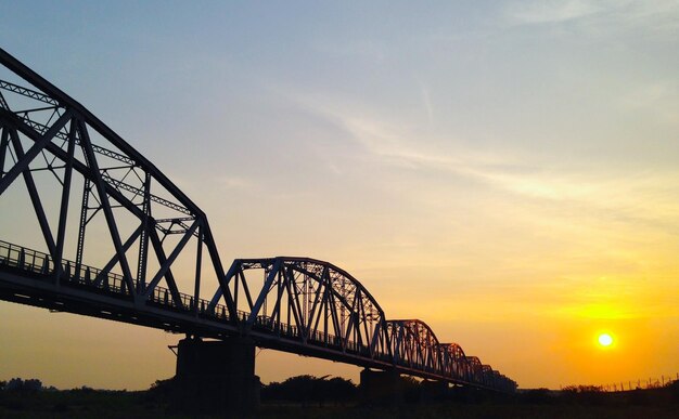 Ponte sul fiume al tramonto