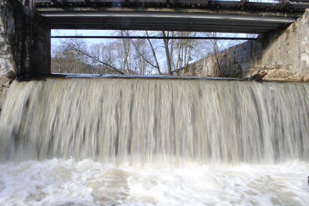 Ponte sul fiume che scorre