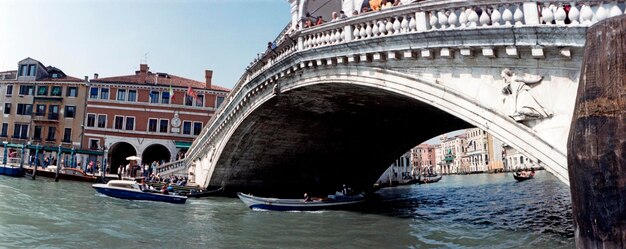 Ponte sul fiume con edifici sullo sfondo