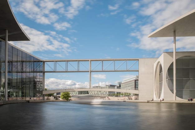 Ponte sul fiume contro gli edifici - berlin